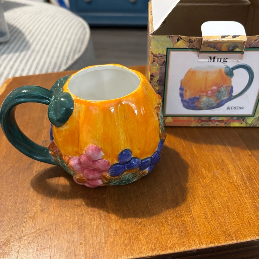 Cracker Barrel Mug Grapes
Berries Pumpkin 1998 Harvest
Decor